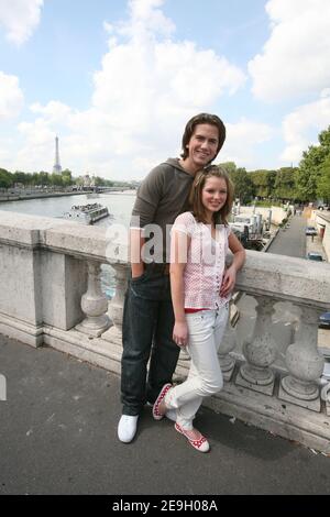 I membri del cast di 'Coronation Street', Helen Flanagan e Richard Fleeshman posano durante una fotocellula a Parigi, in Francia, il 22 agosto 2006. Foto di Nikola Kis Derdei/ABACAPRESS.COM Foto Stock