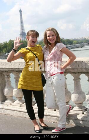 I membri del cast di 'Coronation Street' Brooke Vincent e Helen Flanagan posano durante una fotocellula a Parigi, in Francia, il 22 agosto 2006. Foto di Nikola Kis Derdei/ABACAPRESS.COM Foto Stock