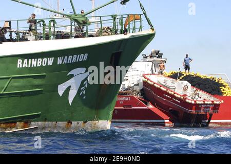 Il guerriero arcobaleno II di Greenpeace è circondato da pescherecci per la pesca del tonno per impedirne l'attracco, mentre cerca di trasferirsi nel porto di Marsiglia, il 23 agosto 2006. I pescatori della città portuale francese meridionale di Marsiglia hanno usato la tattica di Greenpeace contro di essa per impedire l'attracco del faro del gruppo attivista ambientale. Rainbow Warrior II campagne per salvare le riserve di tonno rosso in diminuzione. Foto di Gerald Holubowicz/ABACAPRESS.COM Foto Stock