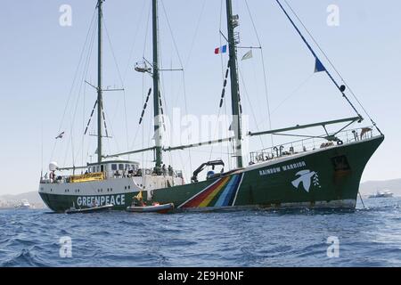 Il guerriero arcobaleno II di Greenpeace è circondato da pescherecci per la pesca del tonno per impedirne l'attracco, mentre cerca di trasferirsi nel porto di Marsiglia, il 23 agosto 2006. I pescatori della città portuale francese meridionale di Marsiglia hanno usato la tattica di Greenpeace contro di essa per impedire l'attracco del faro del gruppo attivista ambientale. Rainbow Warrior II campagne per salvare le riserve di tonno rosso in diminuzione. Foto di Gerald Holubowicz/ABACAPRESS.COM Foto Stock