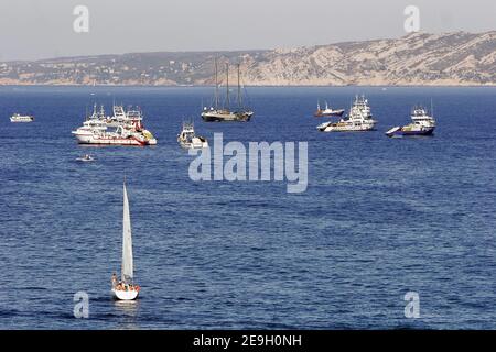 Il guerriero arcobaleno II di Greenpeace è circondato da pescherecci per la pesca del tonno per impedirne l'attracco, mentre cerca di trasferirsi nel porto di Marsiglia, il 23 agosto 2006. I pescatori della città portuale francese meridionale di Marsiglia hanno usato la tattica di Greenpeace contro di essa per impedire l'attracco del faro del gruppo attivista ambientale. Rainbow Warrior II campagne per salvare le riserve di tonno rosso in diminuzione. Foto di Gerald Holubowicz/ABACAPRESS.COM Foto Stock