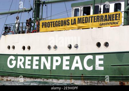 Il guerriero arcobaleno II di Greenpeace è circondato da pescherecci per la pesca del tonno per impedirne l'attracco, mentre cerca di trasferirsi nel porto di Marsiglia, il 23 agosto 2006. I pescatori della città portuale francese meridionale di Marsiglia hanno usato la tattica di Greenpeace contro di essa per impedire l'attracco del faro del gruppo attivista ambientale. Rainbow Warrior II campagne per salvare le riserve di tonno rosso in diminuzione. Foto di Gerald Holubowicz/ABACAPRESS.COM Foto Stock