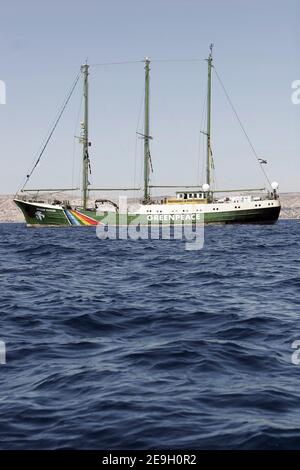 Il guerriero arcobaleno II di Greenpeace è circondato da pescherecci per la pesca del tonno per impedirne l'attracco, mentre cerca di trasferirsi nel porto di Marsiglia, il 23 agosto 2006. I pescatori della città portuale francese meridionale di Marsiglia hanno usato la tattica di Greenpeace contro di essa per impedire l'attracco del faro del gruppo attivista ambientale. Rainbow Warrior II campagne per salvare le riserve di tonno rosso in diminuzione. Foto di Gerald Holubowicz/ABACAPRESS.COM Foto Stock