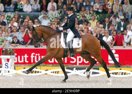 Il cavaliere tedesco Isabell Werth sul suo cavallo 'Fatchmo' al FEI World Equestrian Games 2006 ad Aachen, Germania, il 22 agosto 2006. La squadra tedesca ha vinto la medaglia d'oro. Foto di Edwin Cooke/Cameleon/ABACAPRESS.COM Foto Stock