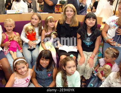 "Caroline Kennedy, Vice Chair del Fondo per le scuole pubbliche, legge ai bambini all'evento 'Hop 4 Class' che si tiene all'American Girl Place il 24 agosto 2006 a New York City, NY, USA. Foto di Gregorio Binuya/ABACAUSA.COM' Foto Stock