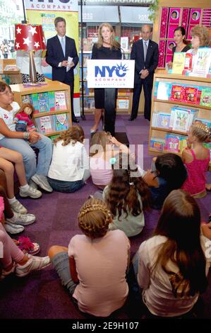 "Caroline Kennedy, Vice Chair del Fondo per le scuole pubbliche, centro superiore, parla ai bambini e alla stampa all'evento 'Hop 4 Class' che si è tenuto presso l'American Girl Place il 24 agosto 2006 a New York City, NY, USA. Foto di Gregorio Binuya/ABACAUSA.COM' Foto Stock