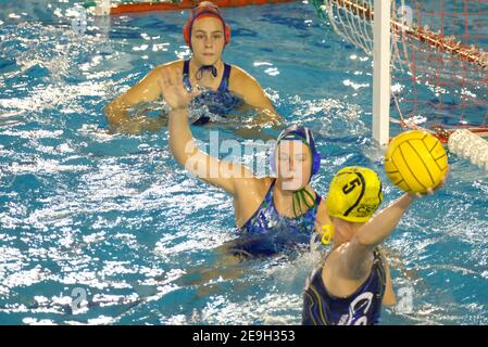 Monte Bianco Pools, Verona, Italia, 04 Feb 2021, Difesa di Paula Rutgers Godina - CE Mediterranei Barcellona durante CSS Verona vs CE Mediterrani, Waterpolo Eurolega Femminile match - Foto Roberto Tommasini / LM Foto Stock