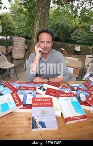 Lo scrittore francese Marc Levy pone durante l'incontro degli scrittori 'Foret des Livres' a Chanceaux Pres Loches, Francia, organizzato dall'autore francese Gonzague Saint-Bris il 27 agosto 2006 Foto di Denis Guignebourg/ABACAPRESS.COM Foto Stock