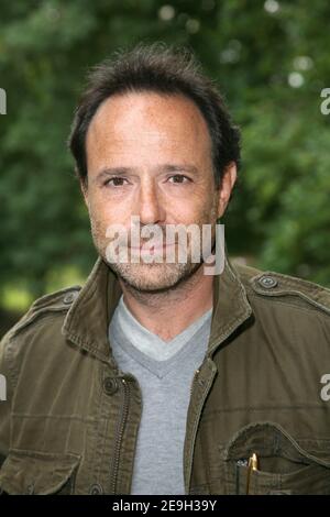 Lo scrittore francese Marc Levy pone durante l'incontro degli scrittori 'Foret des Livres' a Chanceaux Pres Loches, Francia, organizzato dall'autore francese Gonzague Saint-Bris il 27 agosto 2006 Foto di Denis Guignebourg/ABACAPRESS.COM Foto Stock