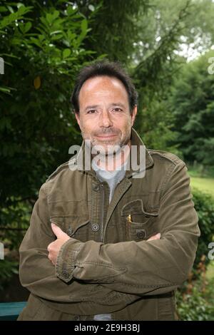 Lo scrittore francese Marc Levy pone durante l'incontro degli scrittori 'Foret des Livres' a Chanceaux Pres Loches, Francia, organizzato dall'autore francese Gonzague Saint-Bris il 27 agosto 2006 Foto di Denis Guignebourg/ABACAPRESS.COM Foto Stock