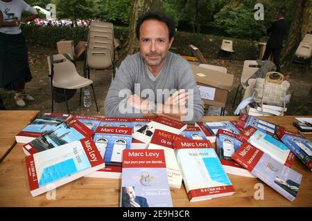 Lo scrittore francese Marc Levy pone durante l'incontro degli scrittori 'Foret des Livres' a Chanceaux Pres Loches, Francia, organizzato dall'autore francese Gonzague Saint-Bris il 27 agosto 2006 Foto di Denis Guignebourg/ABACAPRESS.COM Foto Stock