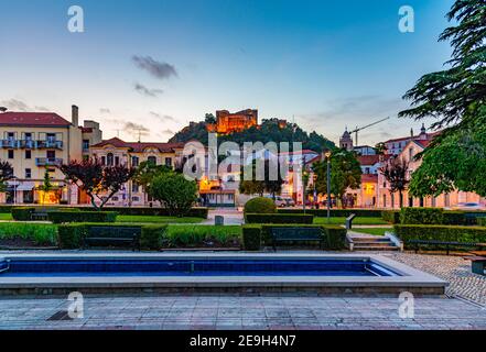Vista al tramonto sul castello di Leiria che si affaccia sul centro storico, Portogallo Foto Stock