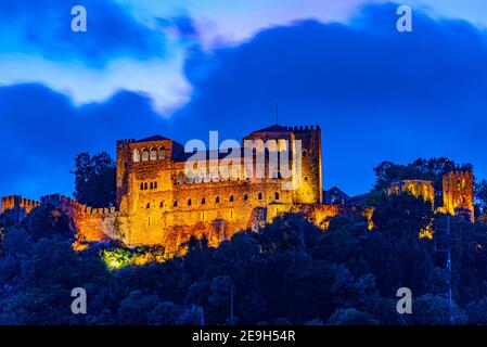 Vista al tramonto sul castello di Leiria che si affaccia sul centro storico, Portogallo Foto Stock