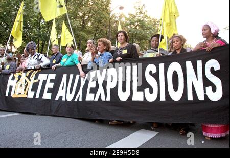 Centinaia di persone, tra cui molti stranieri non documentati protestano a Parigi, in Francia, il 30 agosto 2006. I manifestanti chiedono un cambiamento delle leggi sull'immigrazione installate dal ministro degli interni francese Nicolas Sarkozy e la fine della deportazione. Chiedono anche regolarizzazioni massicce per i migranti. Foto di Nicolas Chauveau/ABACAPRESS.COM Foto Stock