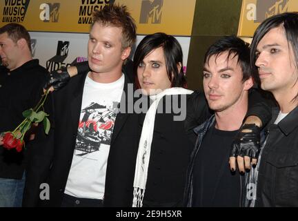 Jared Leto (2° da L) e la sua band, 30 secondi da Marte, arrivano al MTV Video Music Awards 2006 che si tiene alla radio City Music Hall di New York City, NY, USA il 31 agosto 2006. Foto di Lionel Hahn/ABACAPRESS.COM Foto Stock