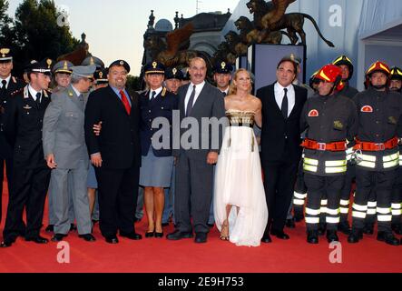 Gli ufficiali della Real Life NYPD William Jimeno e John McLoughlin, le cui 9/11 storie hanno ispirato il film, Sono accolti dai loro omologhi italiani insieme al regista Oliver Stone e al membro del cast Maria bello durante la prima del nuovo film di Oliver Stone 'World Trade Center' al sessantatreesimo Festival annuale del Cinema di Venezia, il 1° settembre 2006. Foto di Nicolas Khayat/ABACAPRESS.COM Foto Stock