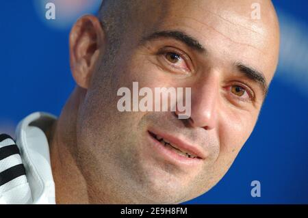 Andre Agassi degli Stati Uniti parla ad una conferenza stampa dopo la sua ultima partita come giocatore professionista di tennis dopo la sua perdita contro Benjamin Becker al 3° round del 2006 US Open Tennis Championships, a Flushing Meadows, New York, USA, il 3 settembre 2006. Foto di Lionel Hahn/Cameleon/ABACAPRESS.COM Foto Stock