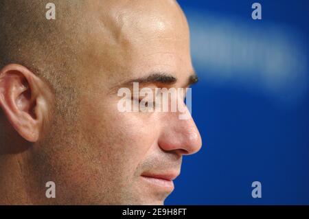 Andre Agassi degli Stati Uniti parla ad una conferenza stampa dopo la sua ultima partita come giocatore professionista di tennis dopo la sua perdita contro Benjamin Becker al 3° round del 2006 US Open Tennis Championships, a Flushing Meadows, New York, USA, il 3 settembre 2006. Foto di Lionel Hahn/Cameleon/ABACAPRESS.COM Foto Stock