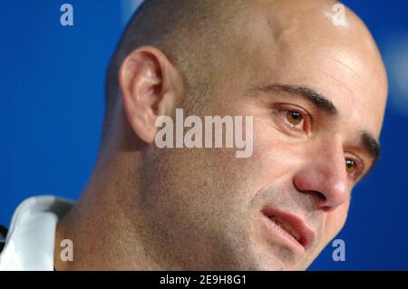 Andre Agassi degli Stati Uniti parla ad una conferenza stampa dopo la sua ultima partita come giocatore professionista di tennis dopo la sua perdita contro Benjamin Becker al 3° round del 2006 US Open Tennis Championships, a Flushing Meadows, New York, USA, il 3 settembre 2006. Foto di Lionel Hahn/Cameleon/ABACAPRESS.COM Foto Stock