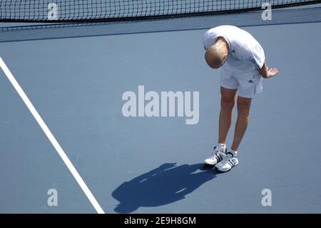 Andre Agassi degli Stati Uniti è superato con le lacrime dopo essere stato sconfitto dal tedesco Benjamin Becker nella sua ultima partita di carriera ai campionati di tennis aperti degli Stati Uniti tenuti allo stadio Arthur Ashe a Flushing Meadows, New York City, NY, USA, il 3 settembre 2006. Foto di Lionel Hahn/Cameleon/ABACAPRESS.COM Foto Stock