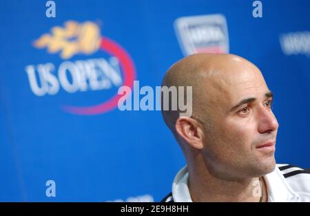 Andre Agassi degli Stati Uniti parla ad una conferenza stampa dopo la sua ultima partita come giocatore professionista di tennis dopo la sua perdita contro Benjamin Becker al 3° round del 2006 US Open Tennis Championships, a Flushing Meadows, New York, USA, il 3 settembre 2006. Foto di Lionel Hahn/Cameleon/ABACAPRESS.COM Foto Stock