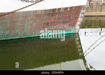 HMS Gannet : Hull alla linea d'acqua che mostra il rivestimento di pelle di lamiera / telo esterno con le sue proprietà antivegetative che scoraggiano la colonizzazione da parte di barnacles ecc della nave a vela HMS Gannet, Victorian Royal Navy / Naval Doterel classe vite Sloop of war / Tall nave in esposizione in numero 4 Dry Dock presso Historic Dockyard / Dockyard Chatham a Kent, Inghilterra Regno Unito (121) Foto Stock