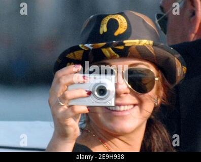 L'attrice STATUNITENSE Lindsay Lohan e il suo ragazzo (t-shirt blu), che presumibilmente si è fidanzata o sposata nel fine settimana alle Hawaii, arrivano al 63° Festival annuale del Cinema di Venezia dove deve promuovere il suo nuovo film 'Bobby', a Venezia, Italia, il 4 settembre 2006. Foto di Nicolas Khayat/ABACAPRESS.COM Foto Stock