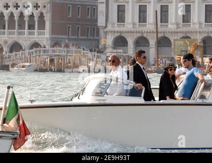 L'attrice STATUNITENSE Lindsay Lohan e il suo ragazzo (t-shirt blu), che presumibilmente si è fidanzata o sposata nel fine settimana alle Hawaii, arrivano al 63° Festival annuale del Cinema di Venezia dove deve promuovere il suo nuovo film 'Bobby', a Venezia, Italia, il 4 settembre 2006. Foto di Nicolas Khayat/ABACAPRESS.COM Foto Stock