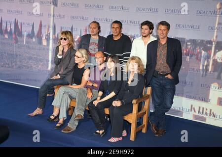 (Prima fila da L a R) attrice e direttore francese Nicole Garcia, Marthe Keller, Maurice Barthelemy, Amira Casar, Emmanuelle Castro (seconda fila da L a R) Phillipe Djian, Julien Clerc, Guillaume Canet e Antoine De Caunes durante una fotocellula per la giuria ufficiale del 32mo Festival del Cinema Americano di Deauville, in Francia, il 4 settembre 2006. Foto di Denis Guignebourg/ABACAPRESS.COM Foto Stock