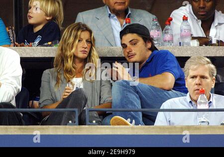 Gisele Bundchen e un amico non fidato partecipano alla quarta partita tra Amelie Mauresmo e Serena Williams durante l'US Open 2006 che si tiene a Flushing Meadow a New York City, NY, USA il 4 settembre 2006. Foto di Lionel Hahn/Cameleon/ABACAPRESS.COM Foto Stock