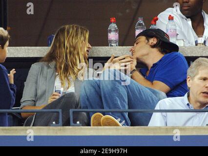 Gisele Bundchen e un amico non fidato partecipano alla quarta partita tra Amelie Mauresmo e Serena Williams durante l'US Open 2006 che si tiene a Flushing Meadow a New York City, NY, USA il 4 settembre 2006. Foto di Lionel Hahn/Cameleon/ABACAPRESS.COM Foto Stock