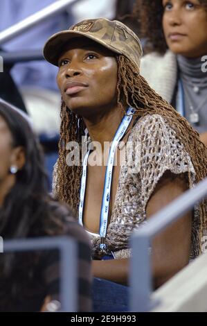 Venus Williams partecipa al quarto round game tra Amelie Mauresmo e Serena Williams durante l'US Open 2006 tenutosi a Flushing Meadow a New York City, NY, USA il 4 settembre 2006. Foto di Lionel Hahn/Cameleon/ABACAPRESS.COM Foto Stock