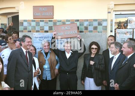 Il compositore francese Pierre Barouh, il direttore Claude Lelouch e l'attrice Anouk Aime all'inaugurazione di piazza Claude Lelouch a Deauville, Francia, il 5 settembre 2006. Il suo film 'un Homme et une Femme' è stato girato lì nel 1966 e ha vinto la Palma d'oro di Cannes. Foto di Nikola Kis Derdei/ABACAPRESS.COM Foto Stock