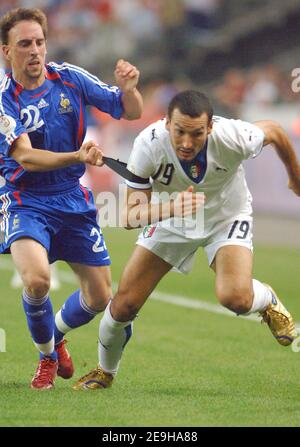 Gianluca Zambrotta in Italia compete con Franck Ribery in Francia durante la Coppa europea UEFA 2008, partita di qualificazione Gruppo B Francia contro Italia, allo Stade de France di Saint-Denis, a nord di Parigi. La Francia ha vinto il 3-1, il 6 settembre 2006. Foto di Guibbaud-Taamalah/Cameleon/ABACAPRESS.COM Foto Stock