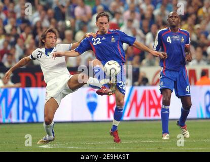 Frank Ribery in Francia compete con Andrea Pirlo in Italia durante la partita di qualificazione della Coppa europea UEFA 2008 Gruppo B Francia vs Italia, allo Stade de France di Saint-Denis, a nord di Parigi. La Francia ha vinto il 3-1, il 6 settembre 2006. Foto di Guibbaud-Taamalah/Cameleon/ABACAPRESS.COM Foto Stock