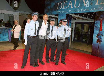 L'attore STATUNITENSE Vin Diesel si pone con i poliziotti francesi dopo la proiezione del suo film 'Find me Guilty' durante il 32° Festival del Cinema Americano a Deauville in Francia il 6 settembre 2006. Foto di Gaetan Mabire/ABACAPRESS.COM Foto Stock