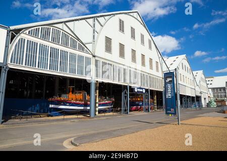 Facciata anteriore e ingresso alla boathouse numero 4 (scivolo coperto) che ospita la COLLEZIONE STORICA DI IMBARCAZIONI DI SALVATAGGIO RNLI: La più grande collezione del Regno Unito di imbarcazioni RNLI Life. Porto storico di Chatham Inghilterra Regno Unito (121) Foto Stock