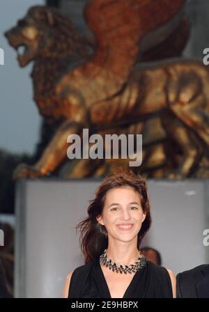 L'attrice francese Charlotte Gainsbourg si pone per le foto mentre arriva alla prima del suo nuovo film 'Nuovomondo' al 63° Festival annuale del Cinema di Venezia, a Venezia, Italia, l'8 settembre 2006. Foto di Nicolas Khayat/ABACAPRES.COM Foto Stock