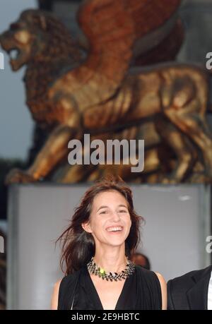 L'attrice francese Charlotte Gainsbourg si pone per le foto mentre arriva alla prima del suo nuovo film 'Nuovomondo' al 63° Festival annuale del Cinema di Venezia, a Venezia, Italia, l'8 settembre 2006. Foto di Nicolas Khayat/ABACAPRES.COM Foto Stock