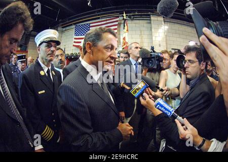 Il ministro degli interni francese Nicolas Sarkozy presenta la Medaglia d'onore dei vigili del fuoco francesi alla FDNY, a New York City, NY, USA, il 10 settembre 2006. Foto di Lionel Hahn/ABACAPRESS.COM Foto Stock