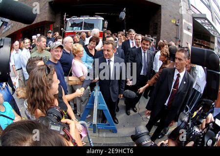 Il ministro degli interni francese Nicolas Sarkozy presenta la Medaglia d'onore dei vigili del fuoco francesi alla FDNY, a New York City, NY, USA, il 10 settembre 2006. Foto di Lionel Hahn/ABACAPRESS.COM Foto Stock