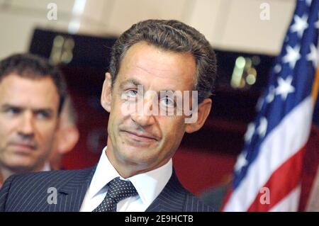 Il ministro degli interni francese Nicolas Sarkozy presenta la Medaglia d'onore dei vigili del fuoco francesi alla FDNY, a New York City, NY, USA, il 10 settembre 2006. Foto di Lionel Hahn/ABACAPRESS.COM Foto Stock