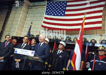 Il ministro degli interni francese Nicolas Sarkozy presenta la Medaglia d'onore dei vigili del fuoco francesi alla FDNY, a New York City, NY, USA, il 10 settembre 2006. Foto di Lionel Hahn/ABACAPRESS.COM Foto Stock