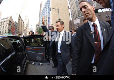 Il ministro degli interni francese Nicolas Sarkozy presenta la Medaglia d'onore dei vigili del fuoco francesi alla FDNY, a New York City, NY, USA, il 10 settembre 2006. Foto di Lionel Hahn/ABACAPRESS.COM Foto Stock