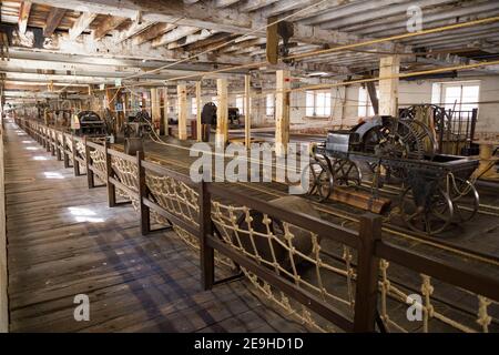 Vista lunga all'interno del ropery presso il cantiere storico / Dockyards Chatham in Kent. Il ropewalk a Chatham Dockyard (come parte del Ropery o Ropehouse) sta ancora producendo la corda commercialmente dopo parecchie centinaia di anni. Inghilterra Regno Unito (121) Foto Stock