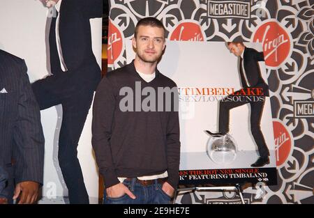 Justin Timberlake firma copie del suo nuovo CD, 'FutureSex/LoveSounds' al Virgin Megastore on Times Square, a New York City, NY, USA il 12 settembre 2006. Foto di Lionel Hahn/ABACAPRESS.COM Foto Stock