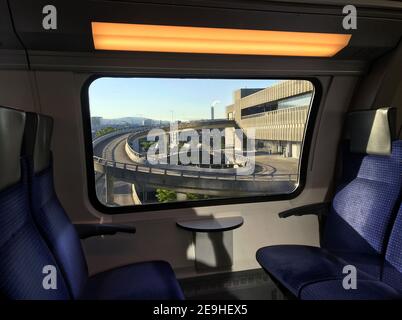 Una corsa in treno vuoto per Zurigo con una vista della città dalla finestra. Foto Stock