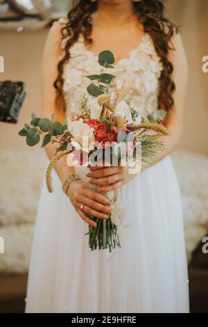 Sposa in posa con un bouquet di nozze creativo sfacciato Foto Stock