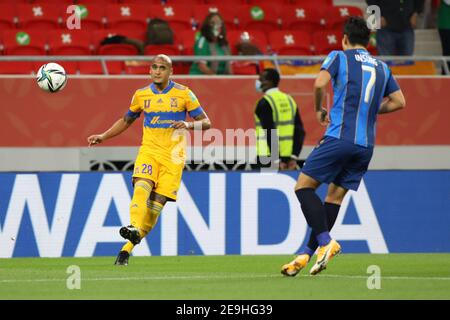 DOHA, QATAR - 04 FEBBRAIO: Luís Rodríguez di Tigres UANL attraversa la palla in scatola durante Tigres UANL contro Ulsan Hyundai FC il 4 febbraio 2021 a Doha, Qatar. (Foto di Colin McPhedran/MB Media) Foto Stock