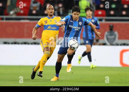 DOHA, QATAR - FEBBRAIO 04: Luís Rodríguez di Tigres UANL e Kim cantato di Ulsan Hyundai durante Tigres UANL contro Ulsan Hyundai FC il 4 febbraio 2021 a Doha, Qatar. (Foto di Colin McPhedran/MB Media) Foto Stock